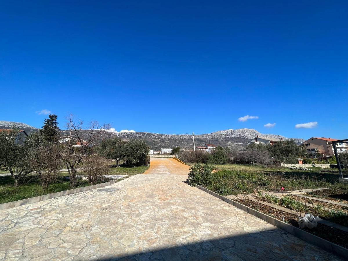 Spacious Apartment Close To The Sea In Kastel Luksic Kaštela Exterior foto